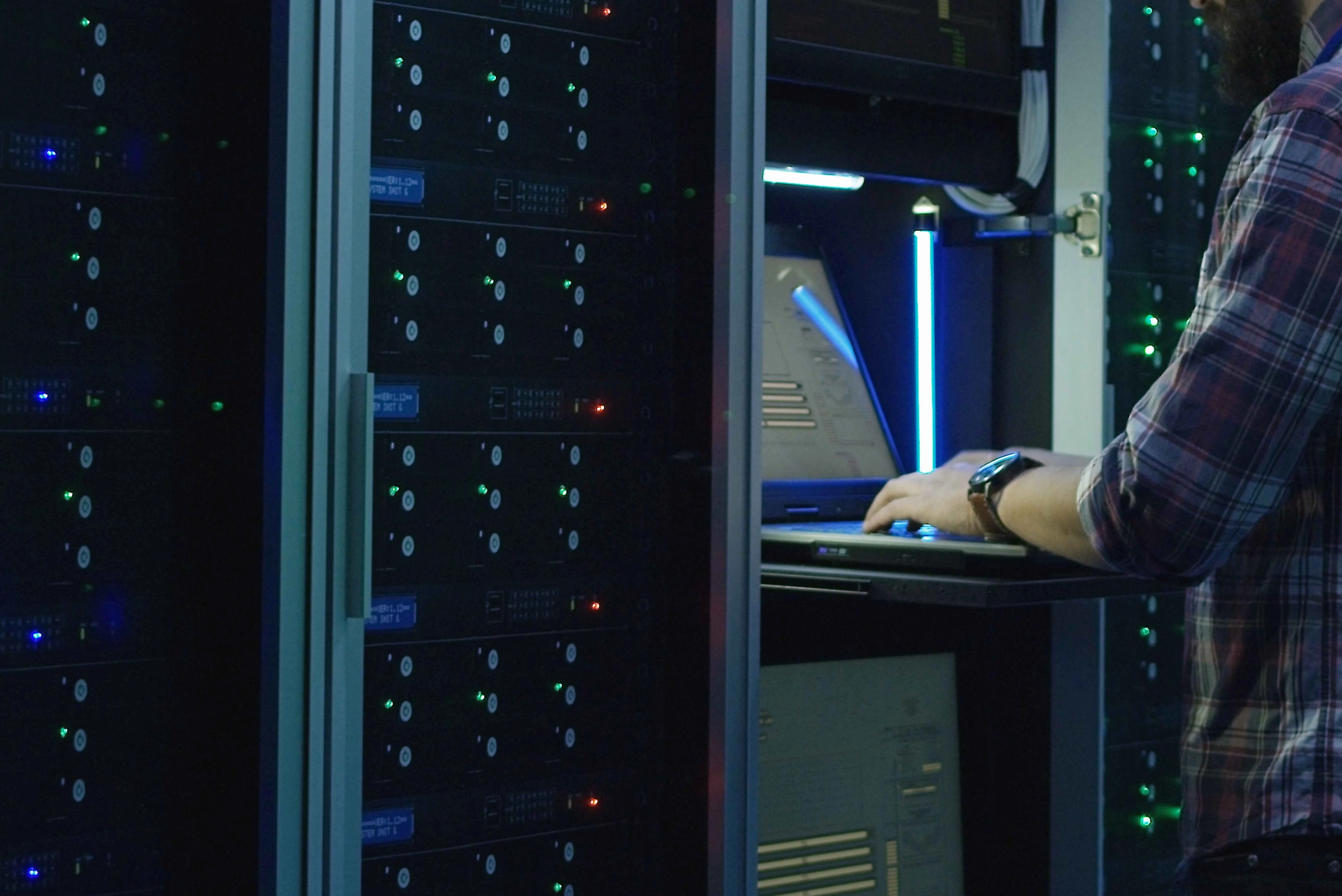 Segurança eletrônica para data centers: requisitos técnicos e boas práticas para proteção de infraestruturas críticas